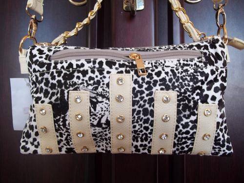 **Gorgeous ladies hand band in CREAM. Trendy and fashionable. A great Buy!