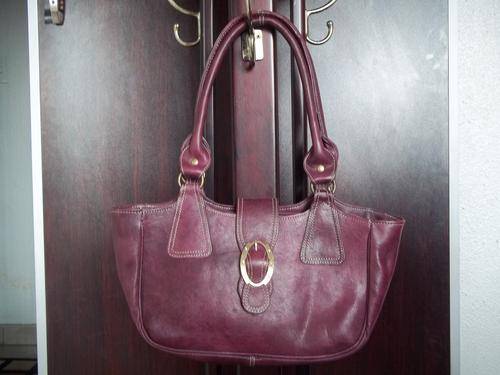*LATE ENTRY*NEW ARRIVALS*Stunning 100%  Genuine leather  Hand Bag in a gorgeous GRAPE. A great buy!