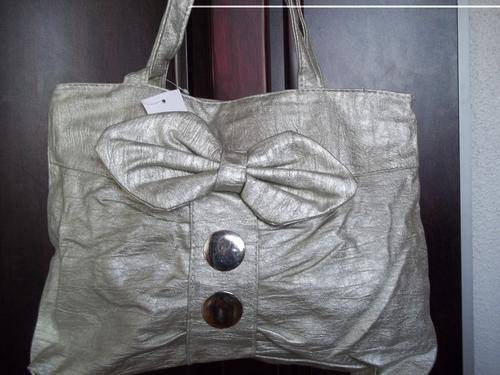 Beautiful ladies Soft leather look hand bag in silver gold !. Great everyday hand bag.