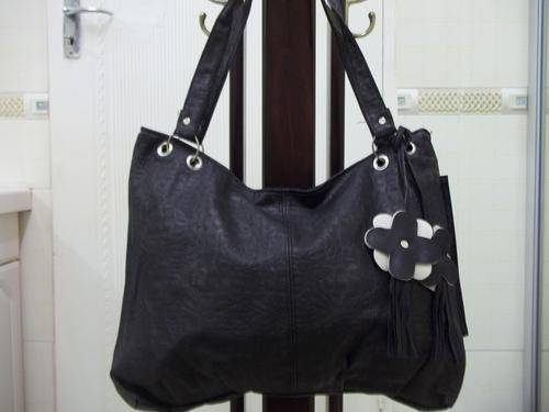 **Beautiful ladies Soft leather look hand bag in BLACK !. Great everyday hand bag.