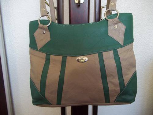 *NEW ARRIVALS***Stunning 100%  Genuine leather  Hand Bag in GREEN. A Great buy!!