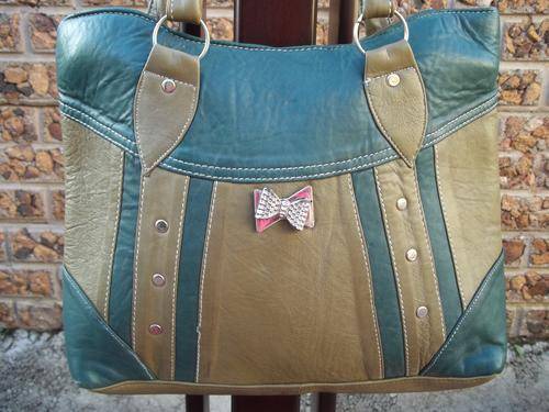 *** NEW ARRIVALS***Stunning 100%  Genuine leather Hand Bag in GREEN  . A great buy!.