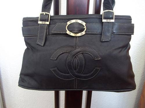*Only One!*NEW ARRIVALS***Stunning 100%  Genuine leather  Hand Bag in  BLACK . A great buy!.
