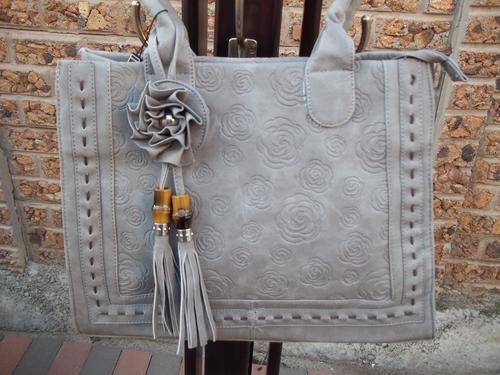 **Stunning Ladies leather Bag in GREY .  A Great buy! Great Quality!