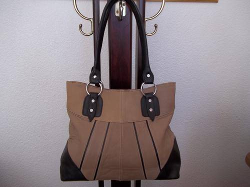 Stunning 100%  Genuine leatherHand Bag in Beautiful in Coffee Brown and Black. Great modern look!!