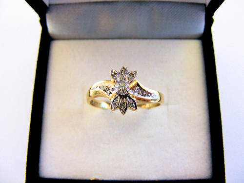 ***R12 000*** LOVELY 9CT SOLID GOLD .25ct DIAMOND CLUSTER RING - Size 6