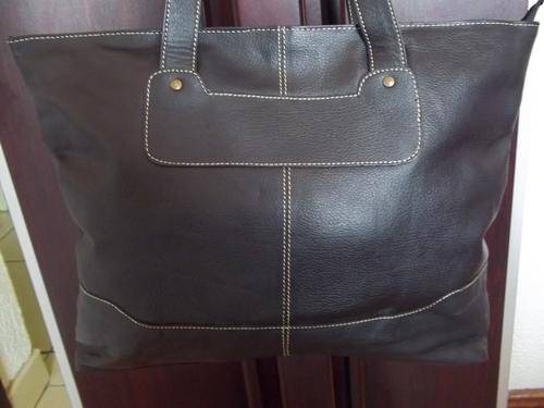 **ONLY ONE**stunning 100%  Genuine leather LARGE TRAVEL/HAND Bag in BLACK. TRAVEL IN STYLE!