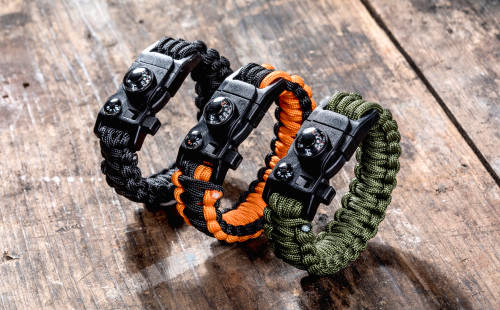 Perfect for Father's Day: Survival paracord bracelet with compass, flint and multitool