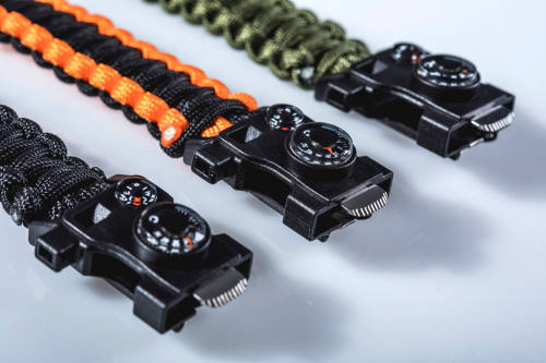 Perfect for Father's Day: Survival paracord bracelet with compass, flint and multitool