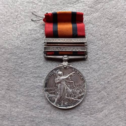 1 X FULL SIZE BOER WAR MEDAL. AWARDED TO TPR. G.W. DEMMER No. 1729. STEINAECKER`S H. WITH RIBBON