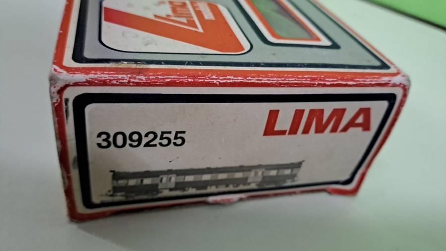 Lima Model - Suburban 1st Class wagon (SAR) (Like NEW)