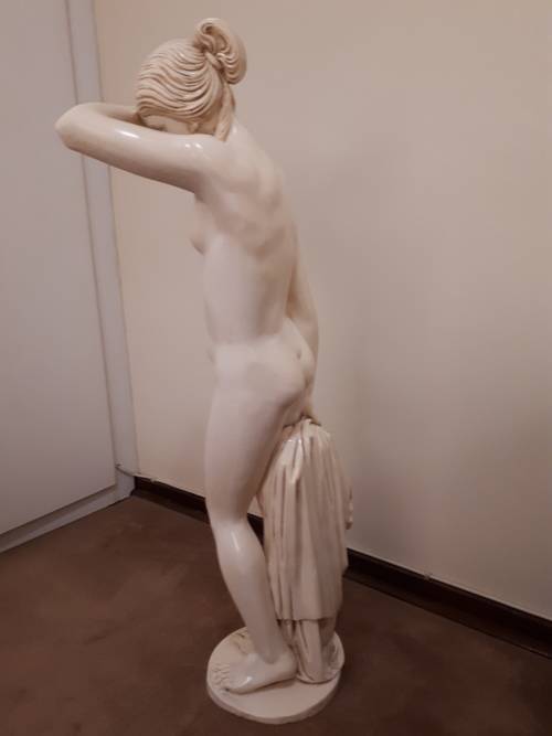 Lady Statuette - Le Ron