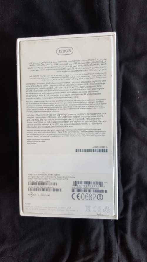 Apple iphone 7 silver, 128gig with box and charger everything in excellent condition