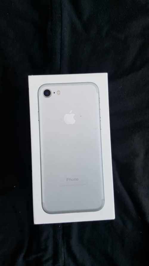 Apple iphone 7 silver, 128gig with box and charger everything in excellent condition