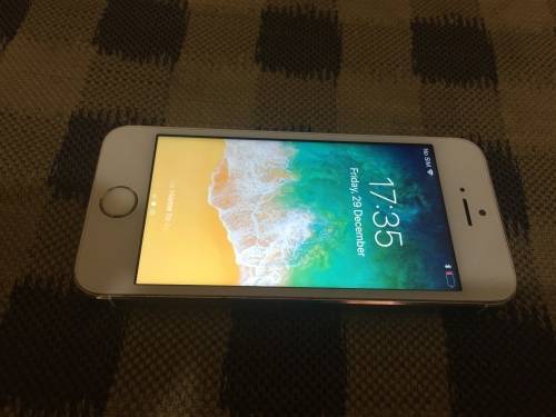 Apple iphone 5s 16 gb with box in good condition