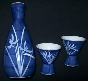 SAKE BOTTLE  blue and white WITH 2 CUPS
