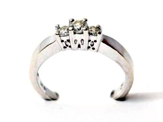 VTG TRADITIONAL 3 x REAL DIAMOND 14K SOLID WHITE GOLD ENGAGEMENT RING!  EXQUISITE - R1/NO RESERVE