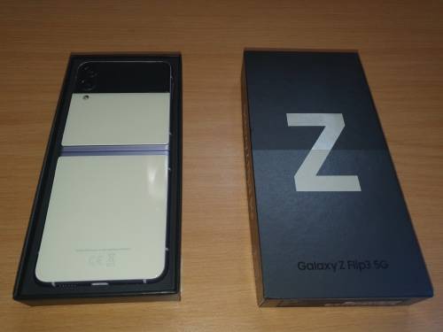 Samsung Z Flip 3 5G 256 gig ROM /8 gig RAM in its box in mint condition and still under warranty