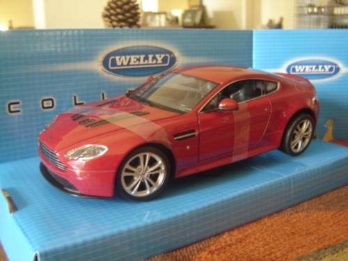 Stunning Aston Martin V12  Scale 1/24 by Welly New in Display Box
