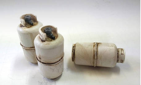 Promotion American Diorama Set o  Propane Tank Silinders ( x 3     1/18  -. Lots o Figurines avail..