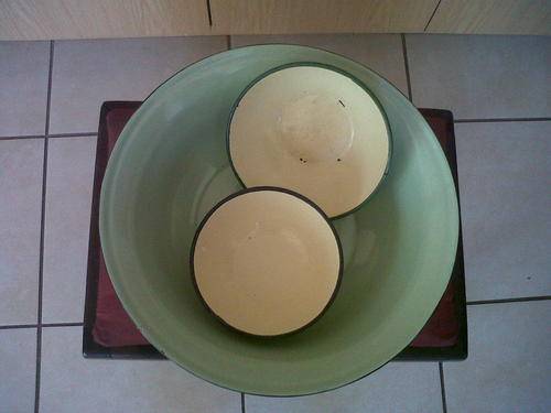 Enamelware lot . Huge washbasin and 2 bowls.