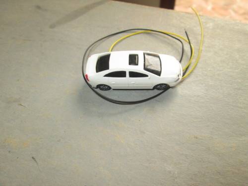 HO SCALE - CAR WITH HEAD & TAIL LIGHTS - NEW