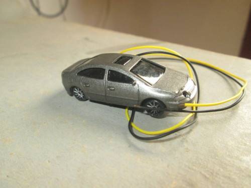 HO SCALE - CAR WITH HEAD & TAIL LIGHTS - NEW