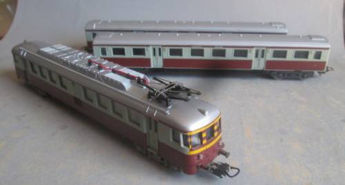 LIMA HO SCALE - SUBURBAN 3rd CLASS ELECTRIC POWER UNIT & 2 X SAR 1st CLASS PASSENGER COACHES