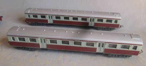 LIMA HO SCALE - SUBURBAN 3rd CLASS ELECTRIC POWER UNIT & 2 X SAR 1st CLASS PASSENGER COACHES