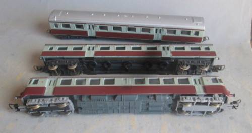 LIMA HO SCALE - SUBURBAN 3rd CLASS ELECTRIC POWER UNIT & 2 X SAR 1st CLASS PASSENGER COACHES