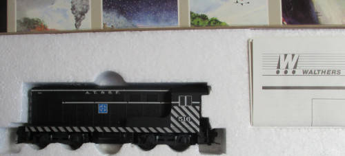 WALTHERS HO SCALE - ATSF H12-44 DIESEL LOCO #516 - BOXED