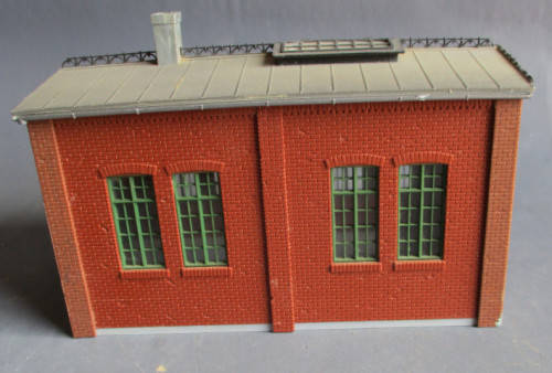 HO SCALE - ENGINE SHED AS PER FOTOS, FOOTPRINT 155 X 78 mm
