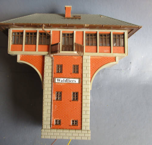 HO SCALE - GERMAN SIGNAL BOX WITH LIGHT AS PER FOTOS