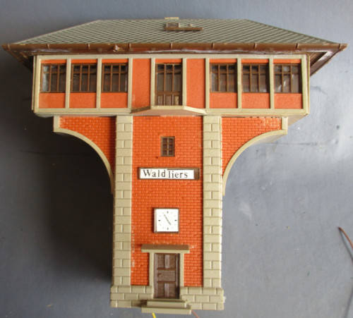 HO SCALE - GERMAN SIGNAL BOX WITH LIGHT AS PER FOTOS
