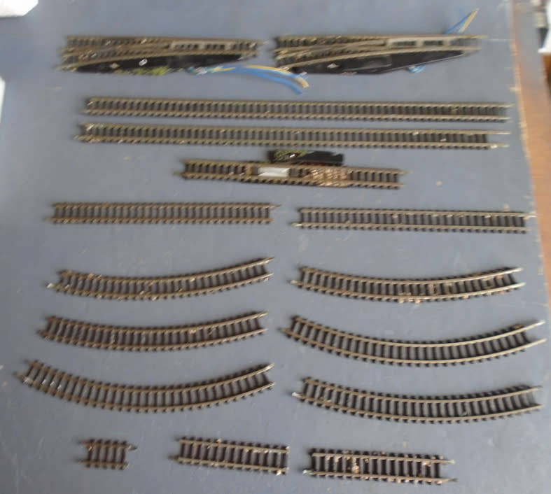 MARKLIN Z SCALE - 2 X ELECTRIC LEFT HAND POINTS & UNCOUPLER AND TRACK
