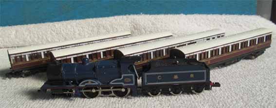 GRAFAR - STEAM LOCO 4-4-0 + 4 X PASSENGER COACHES in N SCALE