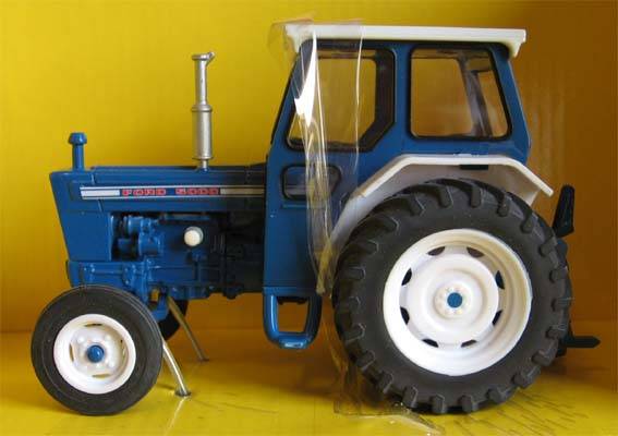 FORD 5000 TRACTOR by BRITAINS in 1/32 SCALE (NEW BOXED)
