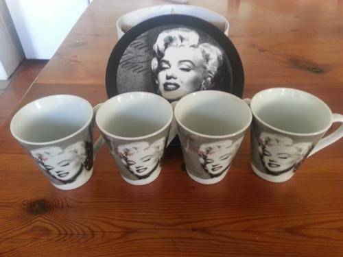 Marilyn Monroe Cups in Hat Box