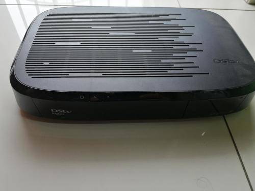 DSTV EXPLORA DECODER WITH ORIGNAL REMOTE (PLEASE READ)