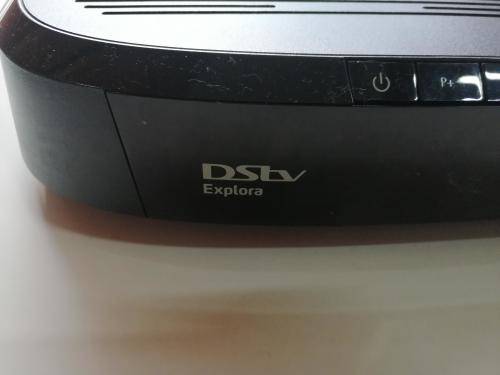 DSTV EXPLORA DECODER WITH ORIGNAL REMOTE (PLEASE READ)