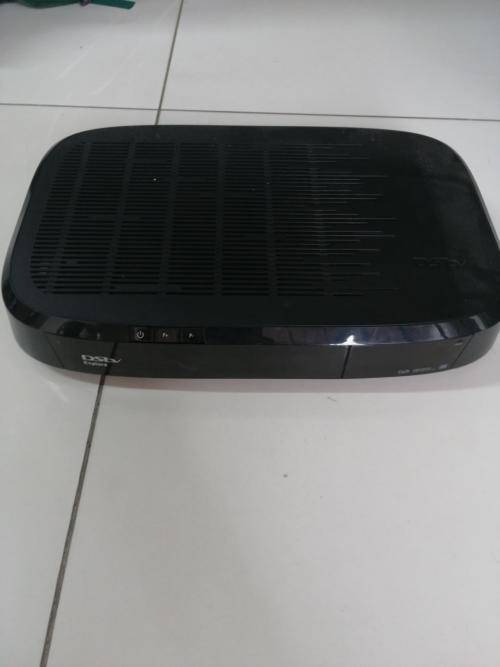 DSTV EXPLORA DECODER WITH ORIGNAL REMOTE (PLEASE READ)