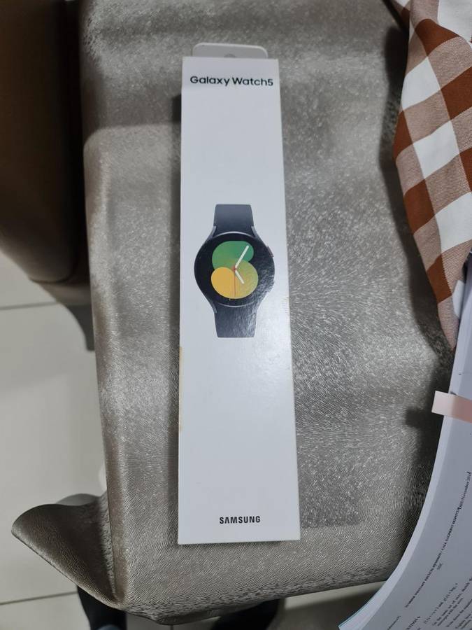 SAMSUNG WATCH 5, 40MM,BLUETOOTH,WIFI, GPS, ORIGNAL CHARGER,WITH BOX,EXCELLENT CONDITION