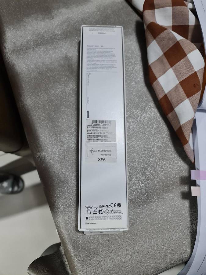 SAMSUNG WATCH 5, 40MM,BLUETOOTH,WIFI, GPS, ORIGNAL CHARGER,WITH BOX,EXCELLENT CONDITION