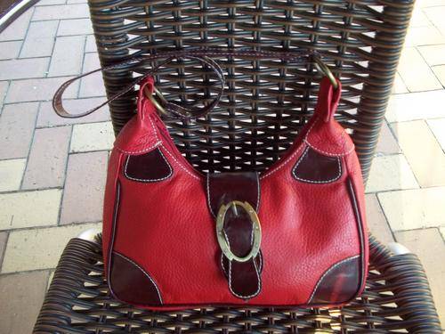 LADIES GENUINE LEATHER HAND BAG IN  RED. SIMPLY GORGEOUS!!