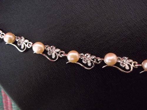 Ladies fresh water pearl and diamante bracelet. Great Buy!!