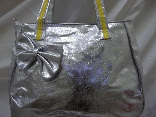 STUNNING designer style Ladies handbag in a SILVER. Very beautiful- Very MOD!