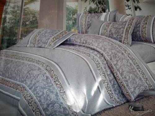 LOVELY 6 PIECE DUVET COVER SET- QUEEN.Great Quality cotton Blend. Great Buy!
