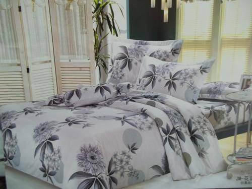 LOVELY 6 PIECE  DUVET COVER SET IN - QUEEN.Great Quality, superior  cotton Blend.