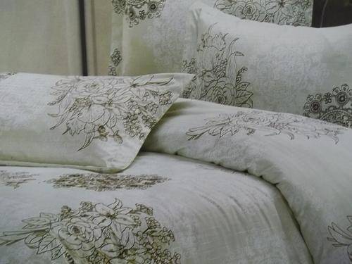 LOVELY 6 PIECE DUVET COVER SET IN - QUEEN.Great Quality, superior cotton Blend.