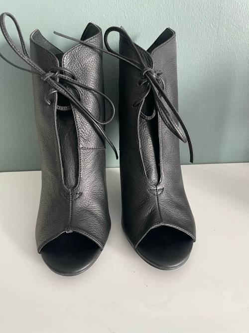 *GORGEOUS* Montanna leather stiletto peep toe booties - size 7